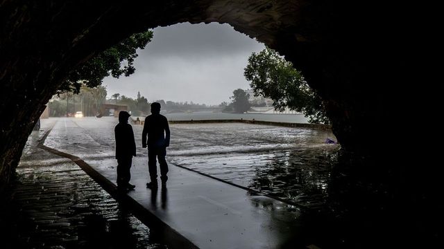 Sevilla cierra por segunda vez las compuertas de Triana para prevenir inundaciones