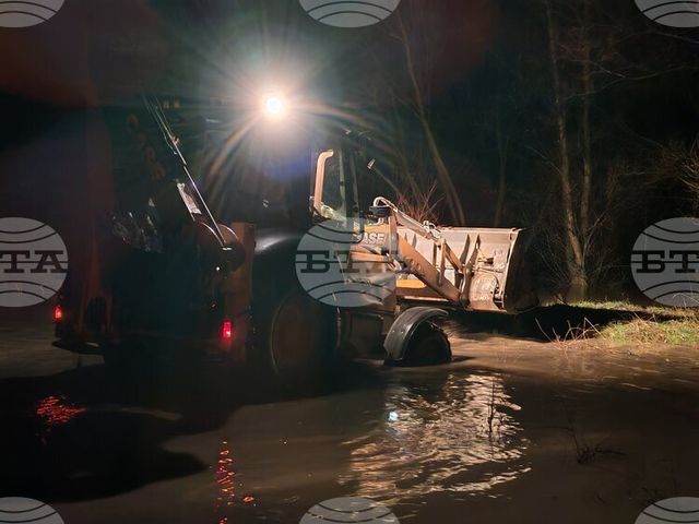 Ситуацията в Батановци е спокойна, пропукалата се дига е възстановена