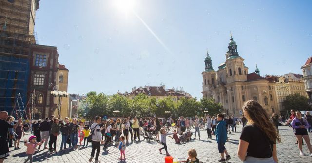 Česko čekají o víkendu tropické teploty, v neděli přijdou bouřky