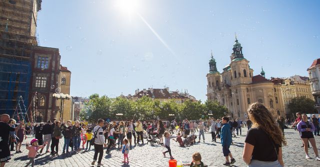 Česko čeká pracovní týden s tropickými teplotami a bouřkami