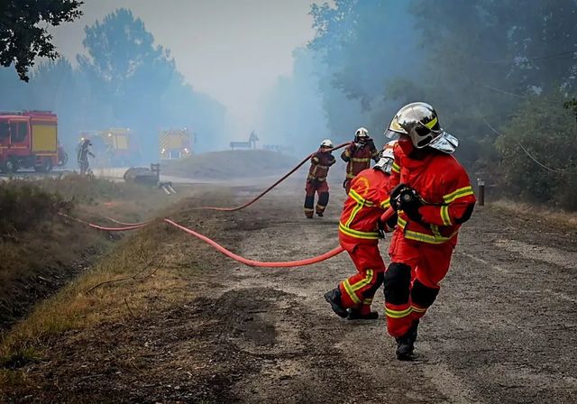Una noche de respiro, el desafío de evacuar Burdeos y los ladrones de vino; las caras del megaincendio en Francia
