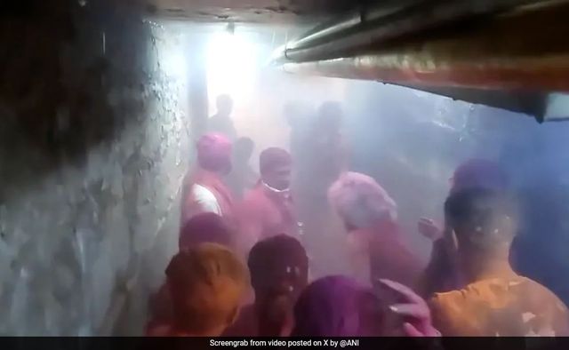 Massive Fire Breaks Out in Ujjain Mahakal Temple Amid Holi Celebrations, 13 Injured