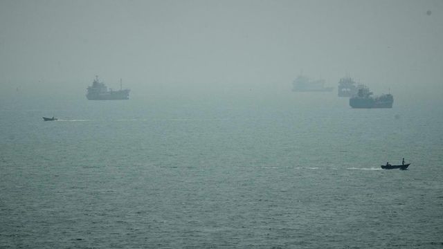 Strike on Iranian cargo ship in the Strait of Hormuz kills 1, Iranian media say