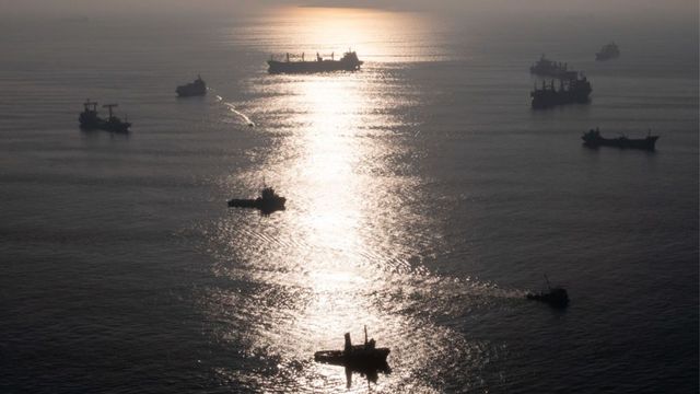 Русия твърди, че е поразила в Черно море два кораба, превозващи оръжие за Украйна
