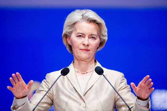 Ursula von der Leyen a acordat primul ajutor unui pasager care s-a simțit rău la bordul unui avion