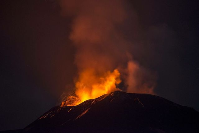 Alertă aeriană în Sicilia, după ce vulcanului Etna a erupt din nou