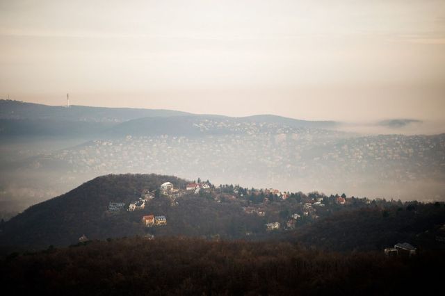 Lezuhant egy siklóernyős a Hármashatár-hegynél