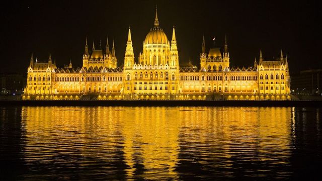 Lekapcsolják a Parlament és a budai Vár díszkivilágítását