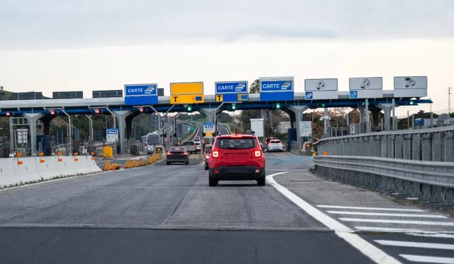 Doi părinți români au condus peste 100 de km pe o autostradă din Italia fără să știe că fiul lor a murit pe bancheta din spate