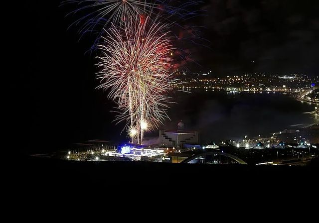Lluvia y bochorno sorprenden a Las Palmas de Gran Canaria horas antes de la noche de San Juan