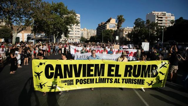 Miles de personas protestan en Palma contra la masificación turística de la isla