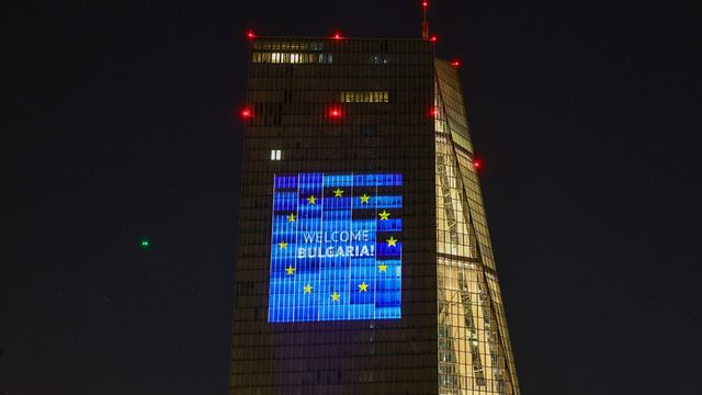 ЕЦБ приветства България в еврозоната със светлинна инсталация