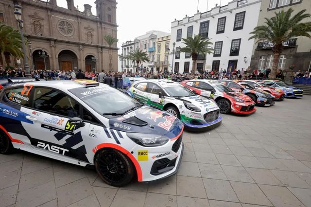 La Plaza de Santa Ana vibra con la presencia de las estrellas del Rally Islas Canarias en la firma de autógrafos