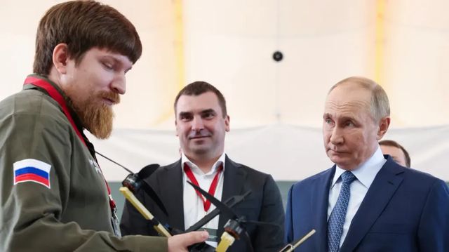 Výbuch auta u Jekatěrinburgu vážně zranil šéfa uralské továrny na drony