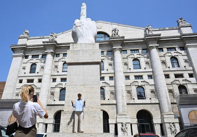 Borsa: Milano chiude sopra i 43mila punti, +0,89%