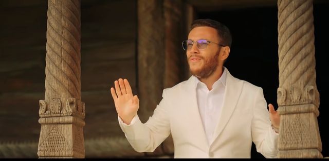 Videoclip de manele în biserica Muzeului Golești. Directorul spune că a fost păcălit de Florin Cercel