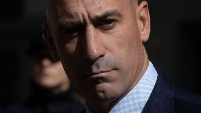 Lanzan huevos a Luis Rubiales durante la presentación de su libro