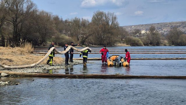 Ministerul Mediului a recepționat încă 5 tone de material absorbant pentru intervențiile pe Nistru