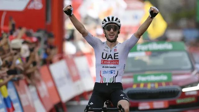 Adam Yates gana una etapa memorable y se mete de nuevo en la lucha