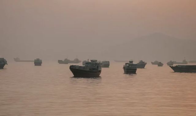 Petrolier în flăcări în Strâmtoarea Ormuz după ce a fost lovit de un proiectil, în timp ce Iranul îl comemorează pe Khamenei