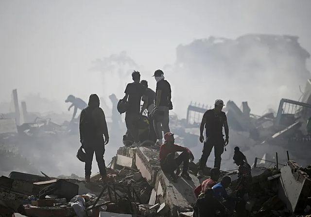 Venezuela busca sin descanso a 50.000 personas enterradas bajo los escombros