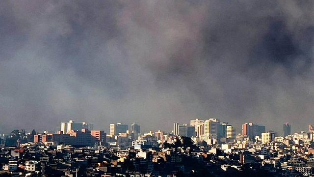 Una cadena de incendios forestales amenaza Quito