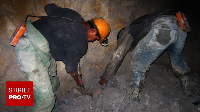 Minerii din Valea Jiului refuză să intre în subteran după ce au rămas fără primele de Paște