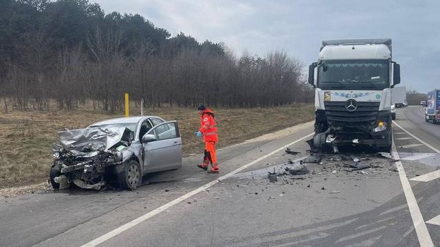 Un șofer a murit, după ce a ieșit pe contrasens și s-a ciocnit cu un camion