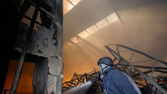 Ucraina, attacchi russi su Odessa: colpito un palazzo residenziale con 17 feriti