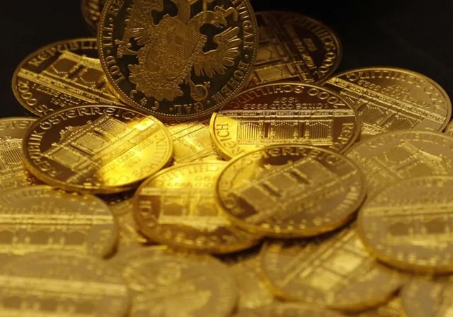 El oro supera por primera vez los 4.000 dólares tras subir un 50% este año