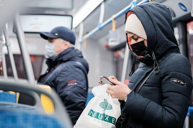 Cei care poartă măști în transportul public din Viena vor fi amendați cu 150 de euro