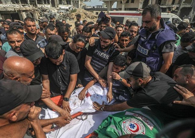 Media, attacchi Idf a Gaza, 17 civili uccisi dall'alba