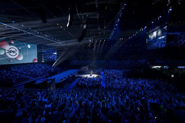 Orbán Viktor telt ház előtt tart beszédet a győri háborúellenes gyűlésen