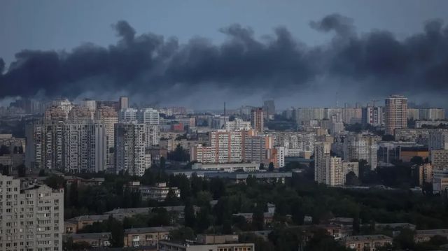 Kyjev a okolí hlásí po útocích Ruska čtyři oběti, Ukrajina zasáhla přístav