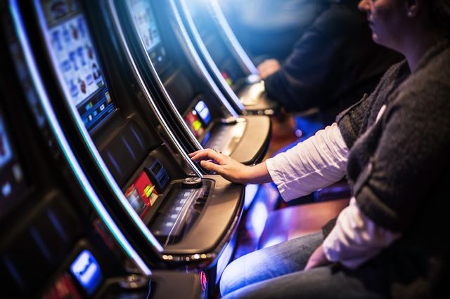 Un bărbat din Giurgiu a distrus cu toporul 19 aparate de jocuri de noroc, după ce a pierdut bani la păcănele