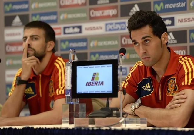 Gerard Piqué se acuerda del 'cono-cido' Arbeloa con una lona gigante