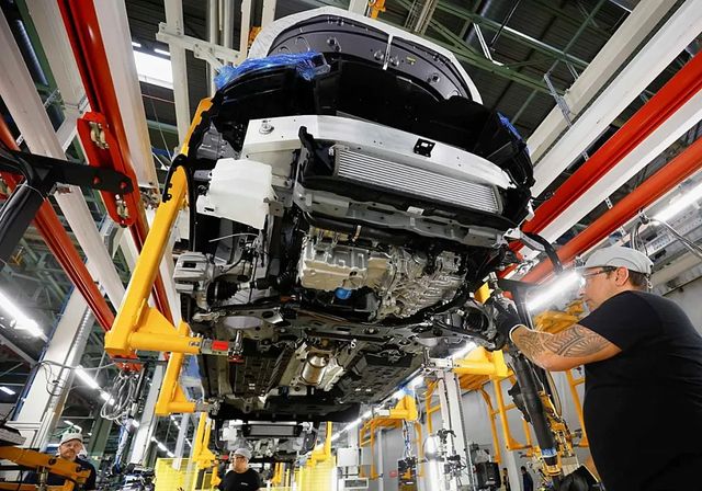 Ebro resucita la planta de la Zona Franca y cumple con el plan de reindustrialización