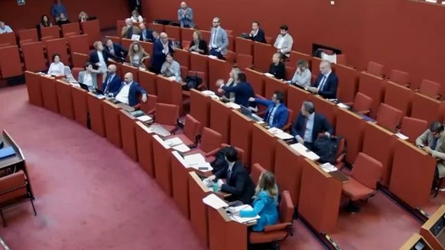 "Vi abbiamo già appesi una volta", tensione in Consiglio a Genova