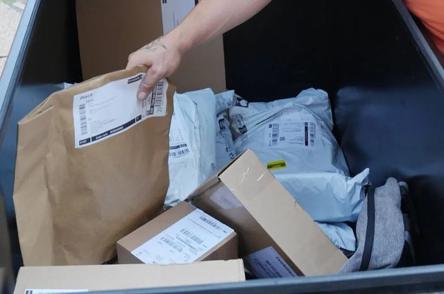 Dazi, tassa Ue temporanea di 3 euro sui piccoli pacchi