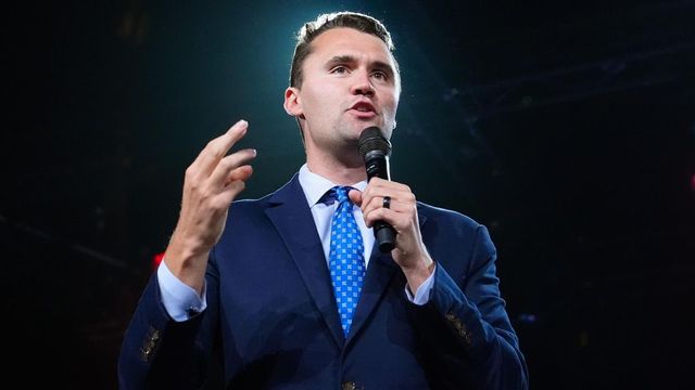 Aliatul lui Trump, Charlie Kirk, a murit după un atentat