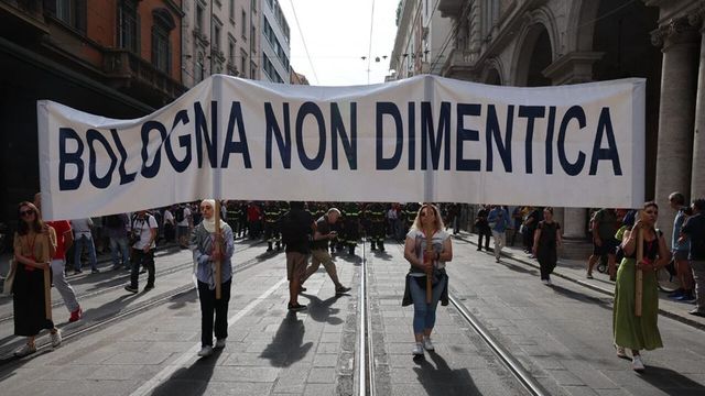 La strage di Bologna 46 anni fa, la città 'ferita' in piazza anche per Fakir