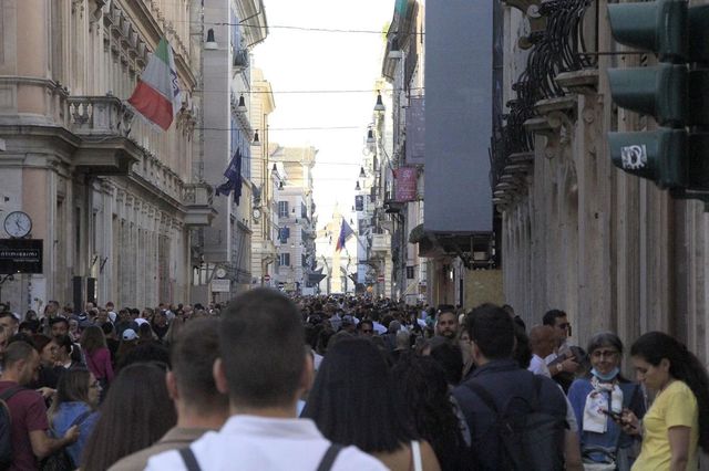 Cadono parti di un cornicione della chiesa dei Santi Nomi di Gesù e Maria a Roma, ferito un 55enne