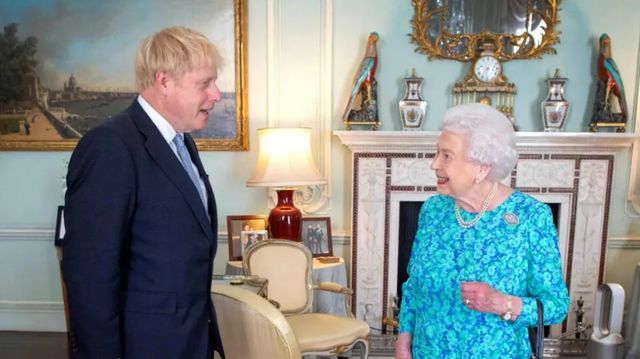 Boris Johnson afirma que Isabel II murió por cáncer de huesos