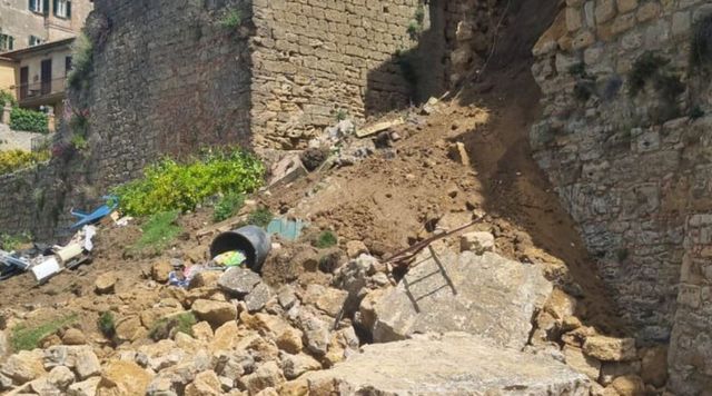 Crolla porzione di mura a Volterra, una persona ferita