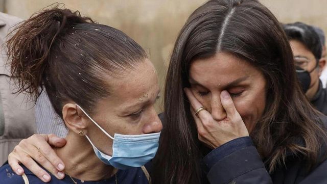 Alicia, la joven que abrazó a la reina en Paiporta: «Repetía una y otra vez 'lo siento' y lloraba»