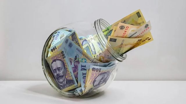 Depozitele în lei ale populației au scăzut în luna august, în timp ce economiile în valută au crescut