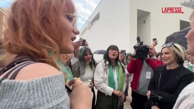 Roma, la marcia a piedi nudi delle madri palestinesi e israeliane per la pace