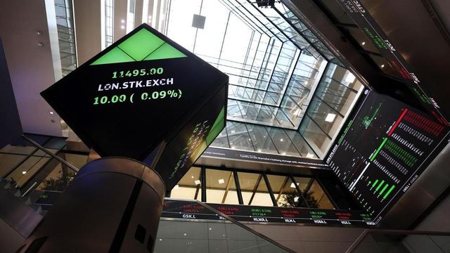 Borsa: Milano +2% con auto e banche