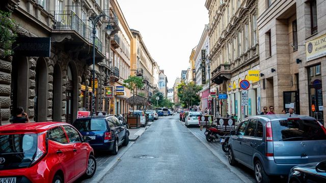 Élve felgyújtotta alkalmi ismerősét egy férfi a Király utcában