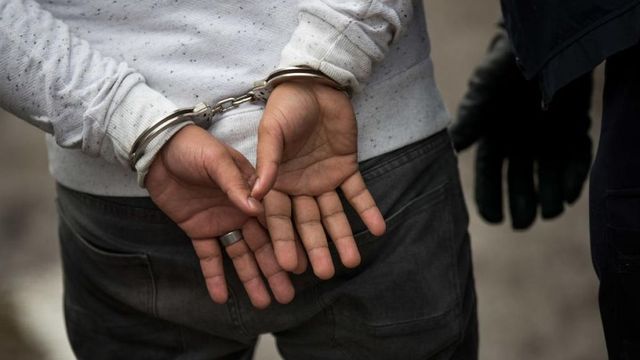 Șapte persoane care erau date în urmărire au fost aduse în țară de Poliția Română